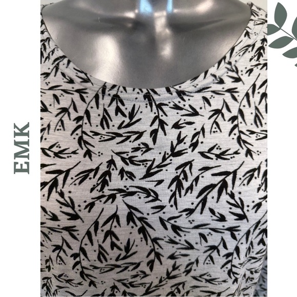 EMK X-Small Graphic Leaf Pattern Top | Ursula 3/4 Sleeve Tee | Grey Black - Picture 6 of 7